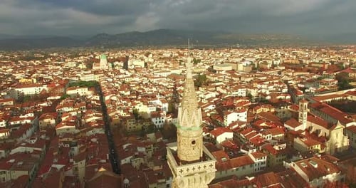 Die Rundaufnahmen des Turms der Kathedrale von Florenz und das Panorama der darunter liegenden Stadt