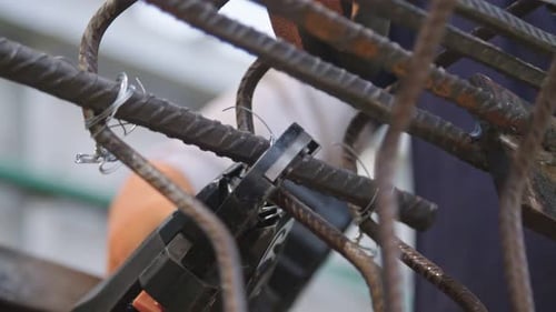 Fixadores de aço conectando barras de aço para reforço de concreto