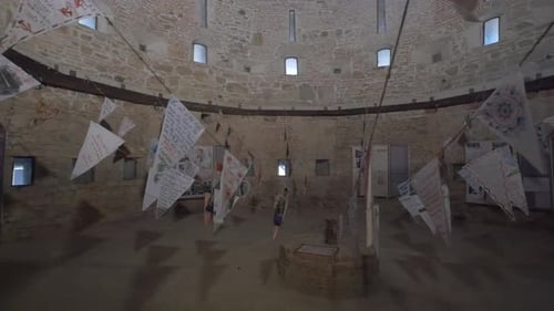 Cordes avec petits drapeaux à la forteresse de Fagaras