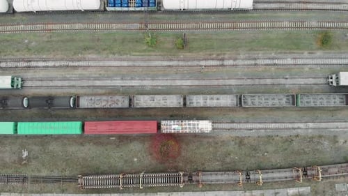 Vista superior do drone de trens de carga e trilhos ferroviários na parte industrial da cidade