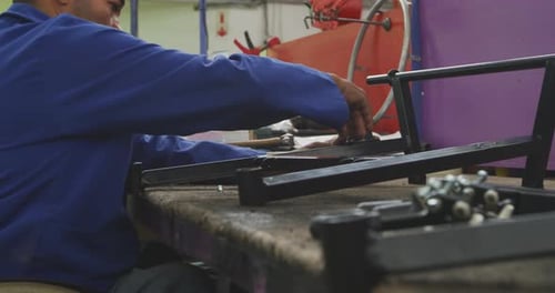 Mann mit Behinderung bei der Arbeit