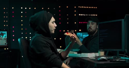 Hackers comem pizza e conversam em um esconderijo secreto enquanto escrevem malware
