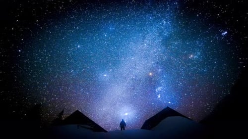 Mensch vor dem Hintergrund des funkelnden Sternenhimmels. Kinemagraph.