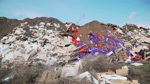 Große Müllhaufen. Leere Flaschen, Plastik in der Mülldeponie. Umweltkatastrophe.