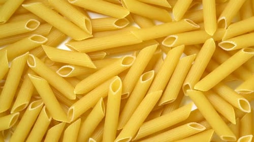 Pâtes penne crues, pivotantes, vue de dessus