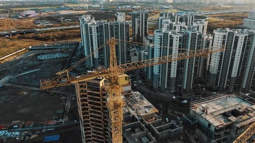 Vista aérea redonda Las grúas altas construyen un nuevo complejo de viviendas
