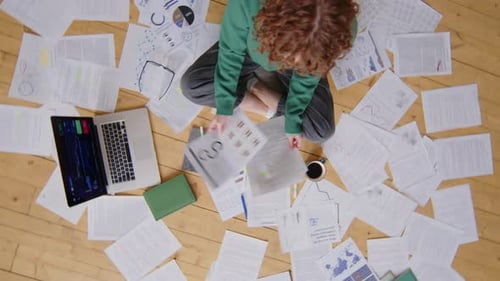 Femme pigiste travaillant avec des documents financiers à la maison