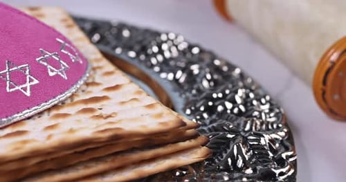 Libro de oraciones con rollo de la Torá y mantón de oración Tallit, símbolos religiosos judíos