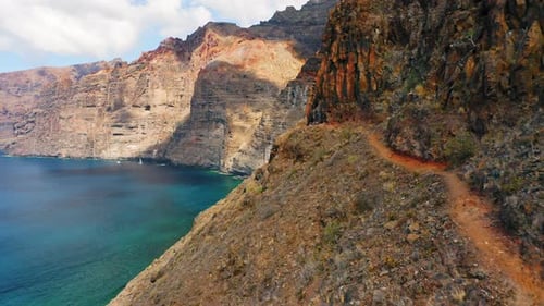 Camino estrecho y peligroso a lo largo de rocas