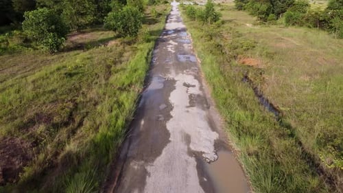 Vue aérienne de la route asphaltée cassée