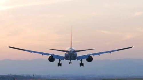 Flugzeug landet auf Runway
