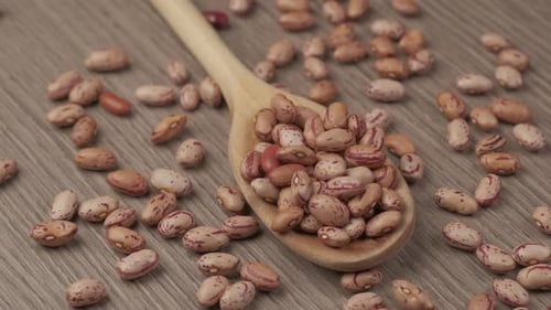 Rote trockene Bohnen auf Holzlöffel, vegane vegetarische Zutat, gesunde Ernährung, mediterrane Ernährung, Bio