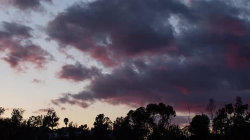 Coloridas nubes al atardecer y Time Lapse