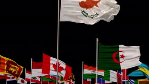 Zypern-Flagge mit Weltflaggen im Alphakanal