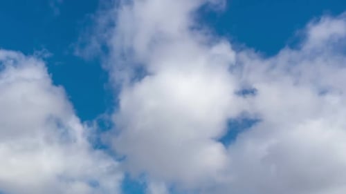 Zeitraffer bewegter Wolken am blauen Himmel