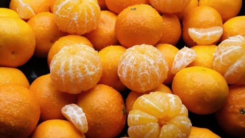 Viele frische gelbe Mandarinen