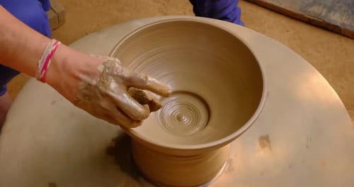 Poterie : mains mouillées et habiles d'un potier façonnant l'argile sur Potter Wheel. Casserole, vase à lancer