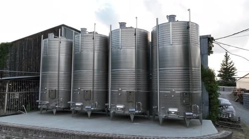 Luftaufnahmen. Große Stahlfässer zur Weingärung. Weinproduktionsanlage. Weindestillation aus Stahl