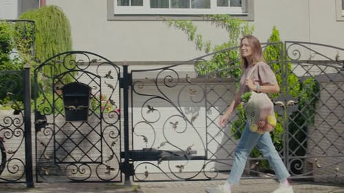 Bolso mujer caminando con eco string