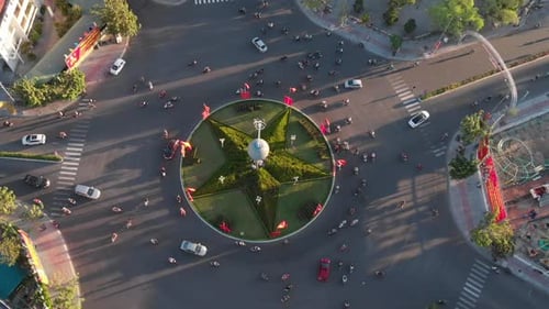 Voitures et motos qui passent. Vue de dessus de la ville sur le périphérique. Véhicules à circulation active Voitures et