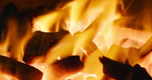 Hot Flaming Holzkohle