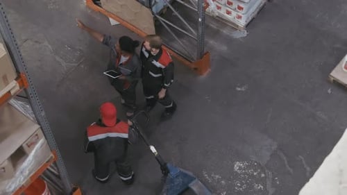 Arbeitsprozess im Lagerraum