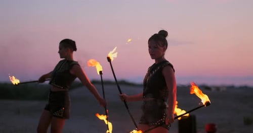 Eine Gruppe professioneller Zirkusartisten mit Feuershows, Tanzshows in Zeitlupe mit