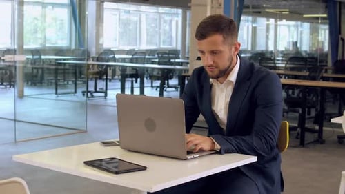 Manager nutzt Computer bei der Arbeit