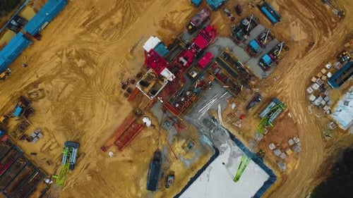 Filmmusik Drohnenaufnahme der Onshore-Bohr- und Workover-Rigstruktur und Bohrgeräteausrüstung für die Ölexploration