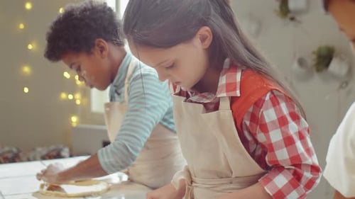 Kleines Mädchen bereitet Teig zum Backen auf Cooking Masterclass zu