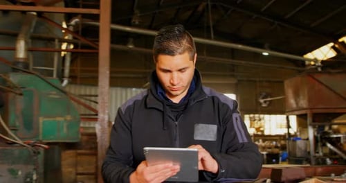 Arbeiter nutzt digitales Tablet in der Gießereiwerkstatt 4k
