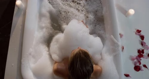 Mujer caucásica bañándose en el hotel