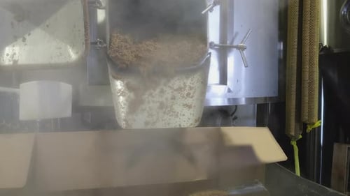 Esmagar o malte durante o processo de fabricação da cerveja