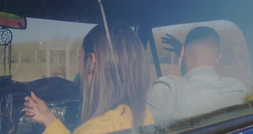 Joven pareja en un viaje por carretera en su camioneta