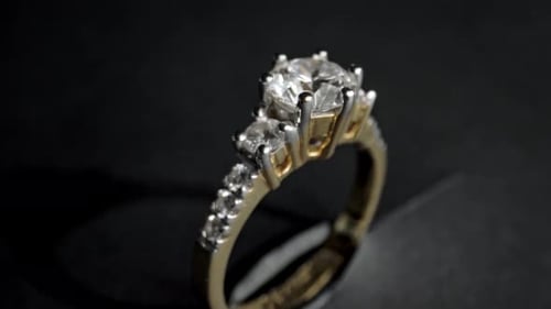 Extrem detaillierte Nahaufnahme des Diamantrings beim Rotieren auf dunklem Hintergrund