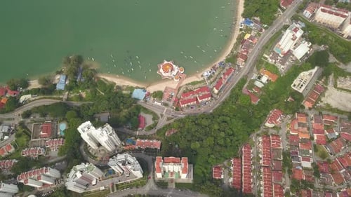 Luftaufnahme schwimmende Moschee in der Nähe der Küste