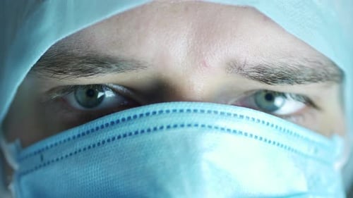 Yeux de docteur triste