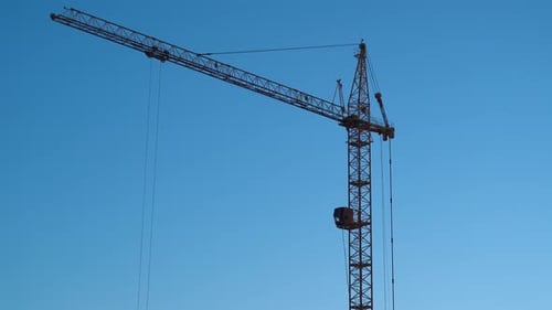 Grúa de construcción en un sitio de construcción