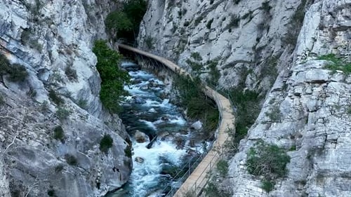 Wasserfall auf einem Gebirgsfluss Luftbild 4 K