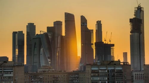 die untergehende Sonne geht durch die Wolkenkratzer von Moscow City