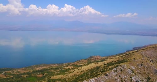 Drohnenaufnahme eines Sees in Montenegro aus der Luft.