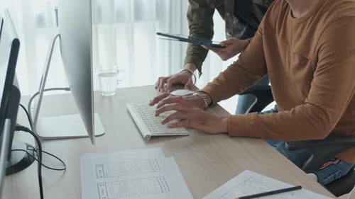 Especialista em TI trabalhando em equipe no computador