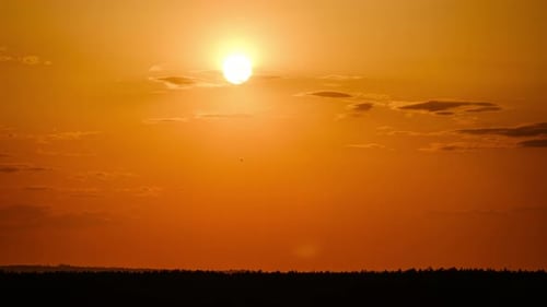 Dramatisch Sonnenuntergang mit Sonnenstrahlen am Himmel durch orange geschichtete Wolken Zeitraffer