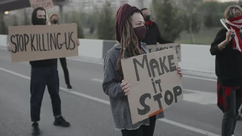 Manifestantes con carteles que bloquean