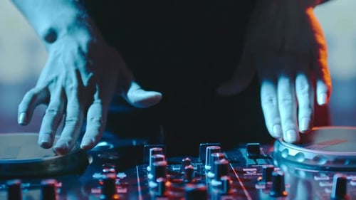 Weibliche Handdrehknöpfe des DJ-Mixers
