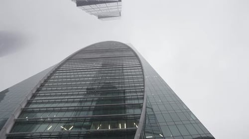 Details des Stadtzentrums mit einem hohen Wolkenkratzer aus Glas