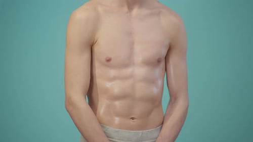 Der Mensch belastet die Muskeln von Bauch und Brust in Studio-Nahaufnahme
