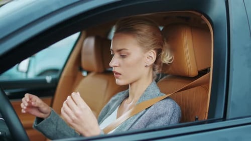 Ceinture de sécurité bouclée en gros plan pour femme conductrice dans une voiture. Femme assise sur le siège avant