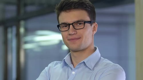 Selbstbewusster Geschäftsmann blickt in die Kamera junger Politiker der neuen Generation