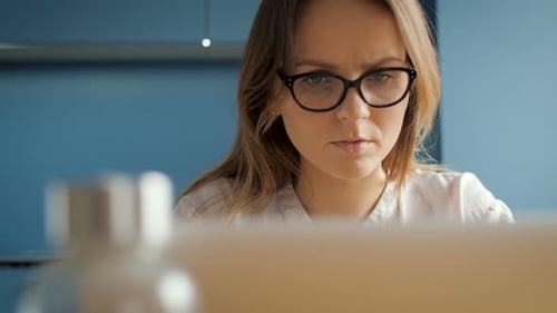 Profilporträt eines jungen Fachmanns, der mit Laptop arbeitet